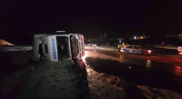 Devrilen tırın tavan camından çıktı, dakikalarca gözyaşlarına boğuldu