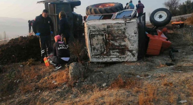 Denizli’de Devrilen traktörün altında kalan 4 çocuk babası çiftçi hayatını kaybetti