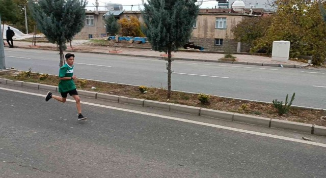 Diclede okul sporları kros yarışmasında öğrenciler kıyasıya mücadele etti
