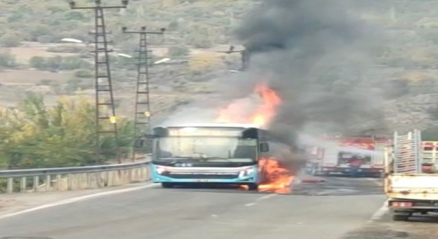 Diyarbakırda belediye otobüsü seyir halinde cayır cayır yandı