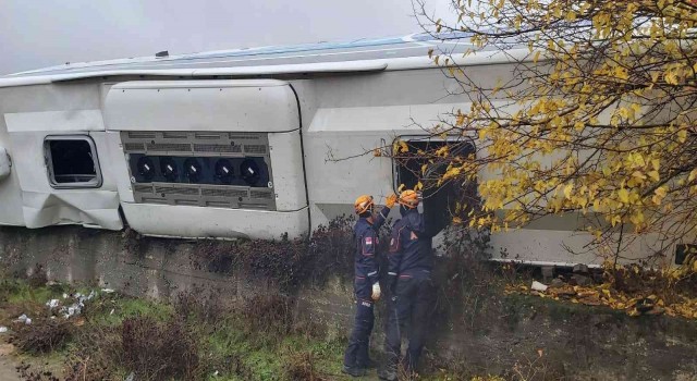 Diyarbakırda yolcu otobüsü devrildi: 3ü ağır 33 yaralı