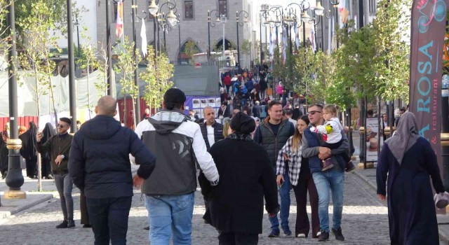 Diyarbakırın İstiklal Caddesine yoğun ilgi