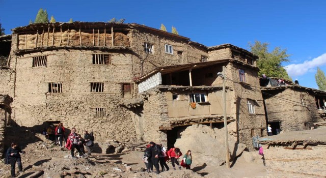 Doğa tutkunları sonbaharın renklerine boyanan taş evleri gezdi