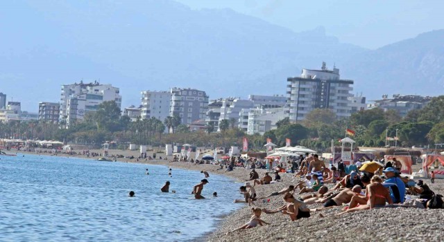 Doğu buz kesmeye başladı, Antalyada yaz devam ediyor