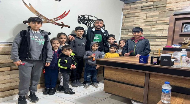 Doğup büyüdüğü mahallede ihtiyaç sahiplerine kol kanat oldu
