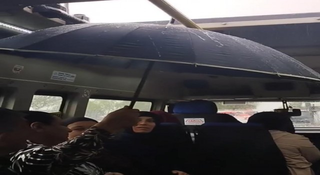 Dolmuşta şemsiyeli yolculuk