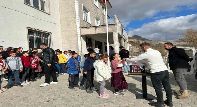 DONAS, Öğretmenler Gününe özel okullarda döner ve ayran dağıttı