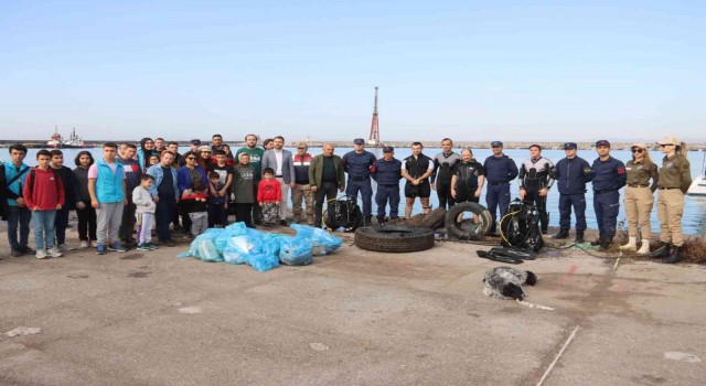 Hatay'ın Dörtyol İlçesi sahilinde çevre temizliği yaptılar