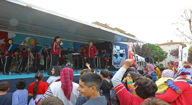 Döşemealtılı çocuklar şenlikte eğlendi