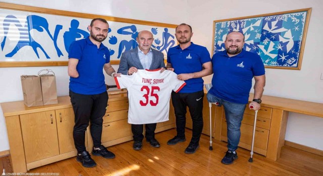 Dünya şampiyonu Ampute Milli Takımının kalecisi Erdi Arslan İzmirin gururu oldu