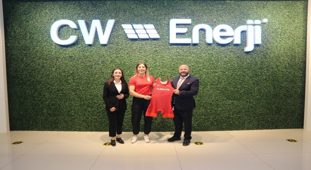 Dünya şampiyonu milli güreşçi, sponsoru CW Enerjiyi unutmadı