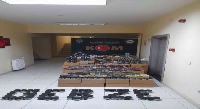 Durdurulan minibüsten 2 tona yakın kaçak nargile tütünü çıktı