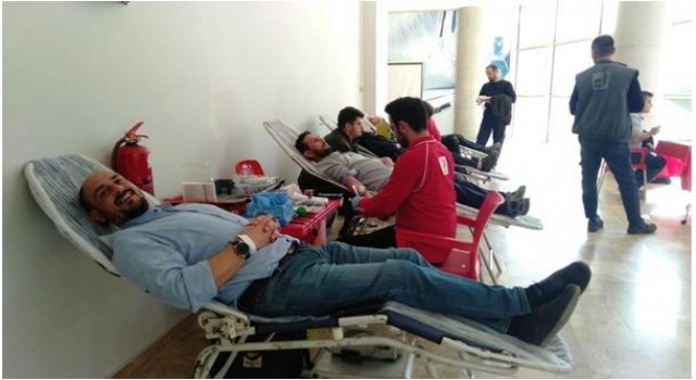 Duyarlı fabrika çalışanlarından Kızılaya kan bağışı