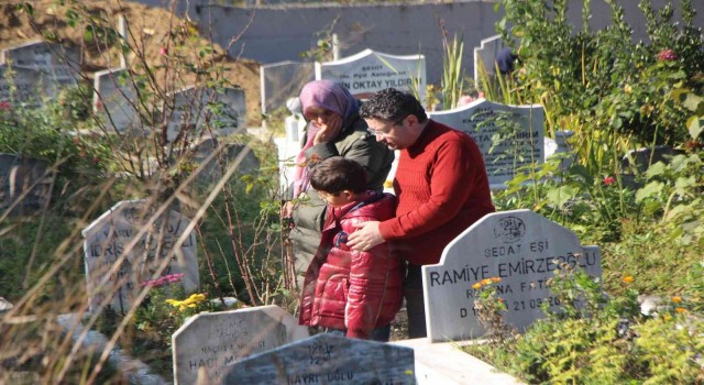 Düzce Depreminde yakınlarını kaybedenler mezarlıkları doldurdu