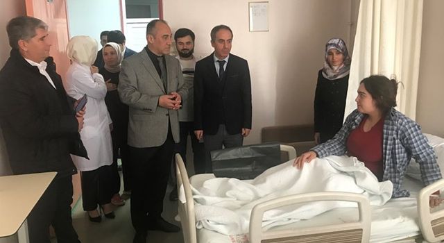 Düziçi Kaymakamı Turgay İlhan, hastanedeki öğrencileri ziyaret etti
