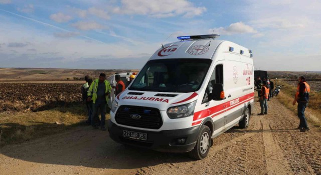 Edirnede devrilen araçta sıkışan sürücüyü itfaiye kurtardı