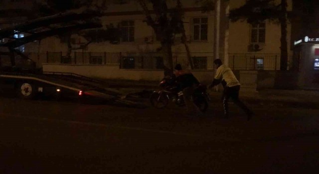 Edirnede motosiklet park halindeki araca çarptı: 2 yaralı