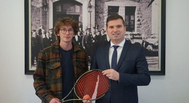 Edremit Belediye Başkan Yardımcısı Tayfun Canlı dan genç sporcuya tam destek