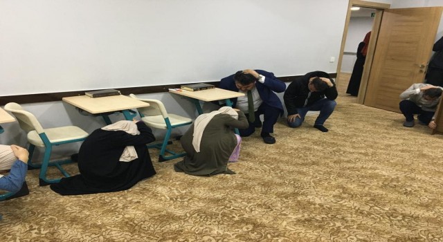 Edremit ve Havran da deprem anı çök-kapan-tutun tatbikatı