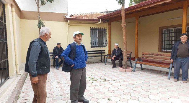 Edremitte cemaatten caminin kapalı olmasına tepki