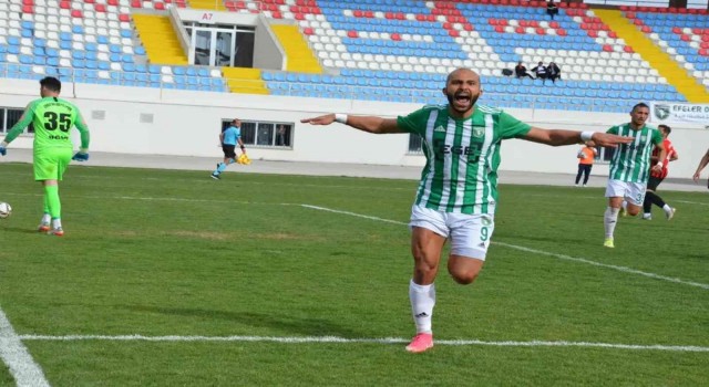 Efeler 09 SFKlı İshak gol krallığına zirveye oturdu