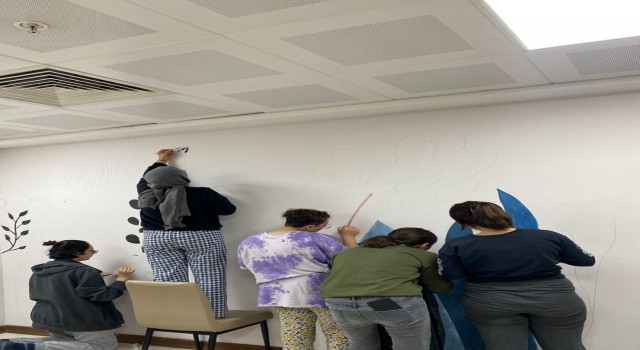 Eğitim odasının duvarlarını gençler boyadı