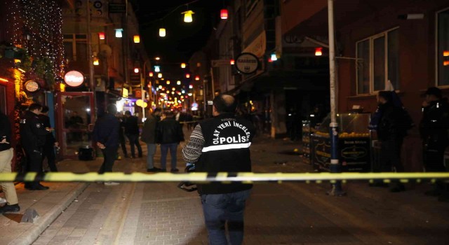 Eğlence mekanı önünde silahlı kavga: 2 yaralı