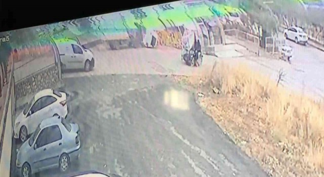 Elazığda akıllara durgunluk veren kaza: Kupası açılan kamyonet çocuk parkına daldı