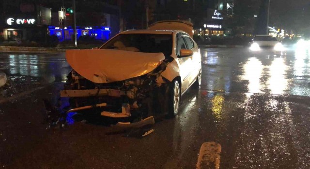Elazığda otomobil ile minibüs çarpıştı: 1 yaralı