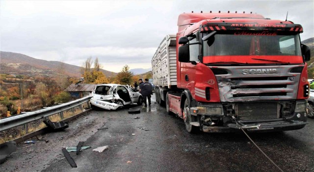 Elazığda tır ile otomobil çarpıştı: 2 ağır yaralı