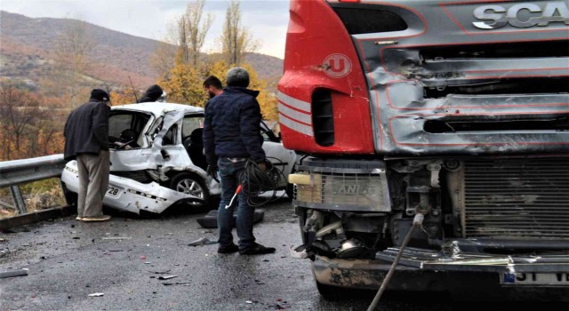 Elazığda tır ile otomobilin çarpıştığı kazada ölü sayısı 2ye yükseldi