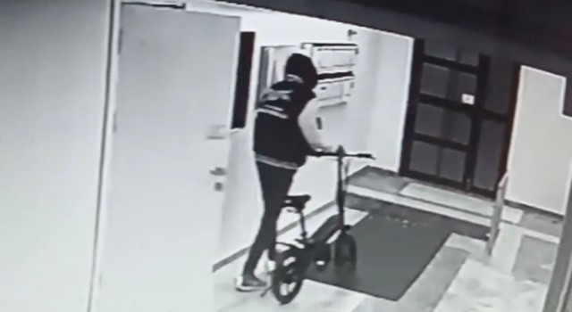 Elektrikli bisiklet hırsızı güvenlik kamerasına yakalandı