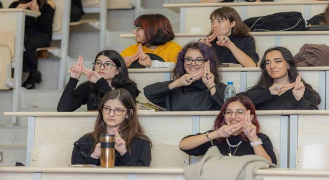 Elleriyle konuşmayı öğrendiler