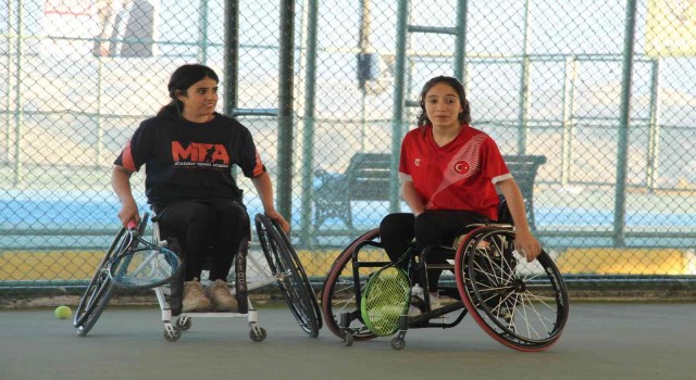 Engelleri aşıp tavsiye üzerine başladıkları tenis hayatları oldu
