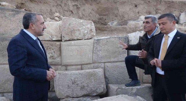 Erciş Zernaki Tepesindeki kazı çalışmalarında Aramice 4 kitabe bulundu