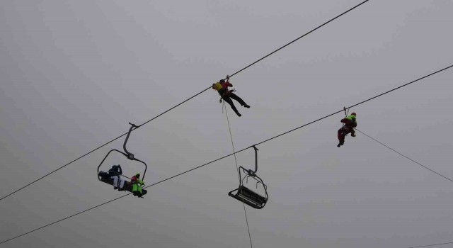 Erciyeste gerçeğini aratmayan tatbikat: Teleferikte mahsur kalanlar kurtarıldı