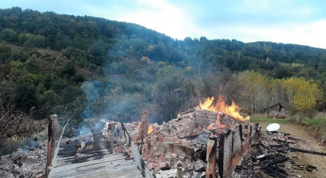 Erfelekte yanan tek katlı ev küle döndü