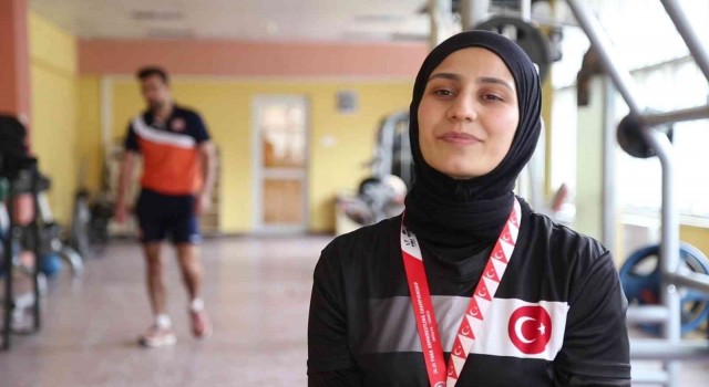 ‘Erkek sporu yapamazsın diyenlere inat bilek güreşinde 5 kez dünya şampiyonu oldu