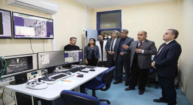 ERÜ Rektörü Altun, Teknoloji Araştırma ve Uygulama Merkezinde İncelemelerde Bulundu