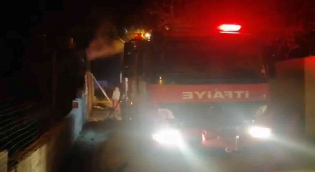 Erzincanda çatıda çıkan yangın büyümeden söndürüldü