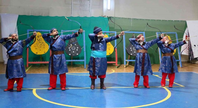 Erzincanda Geleneksel Türk Okçuluğu yaşatılmaya devam ediyor