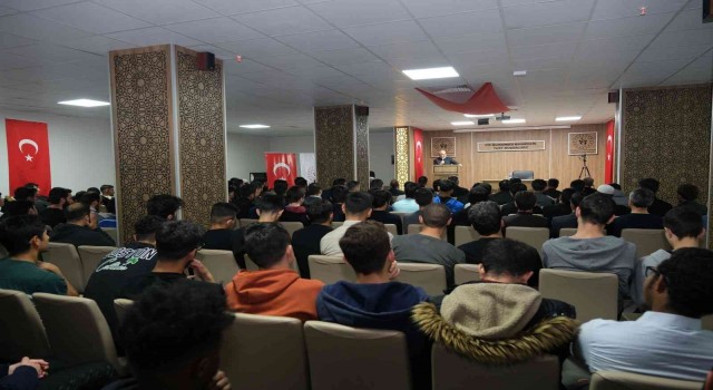 Erzincanda KYKda kalan üniversite öğrencilerine konferans