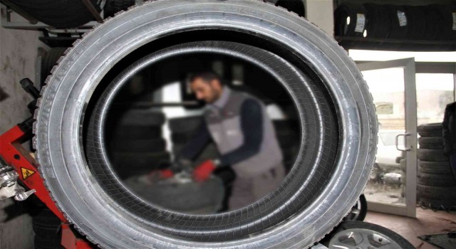 Erzincanda lastikçilerden kar yağmadan kış lastiği taktırın çağrısı