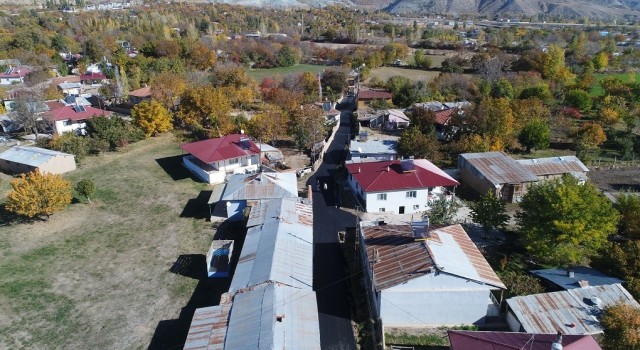 Erzincanda toprak yollar asfaltla buluşuyor