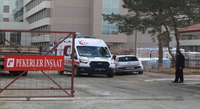 Erzincanda yapımı devam eden hastane inşaatının 3ncü katından düşen işçi yaralandı