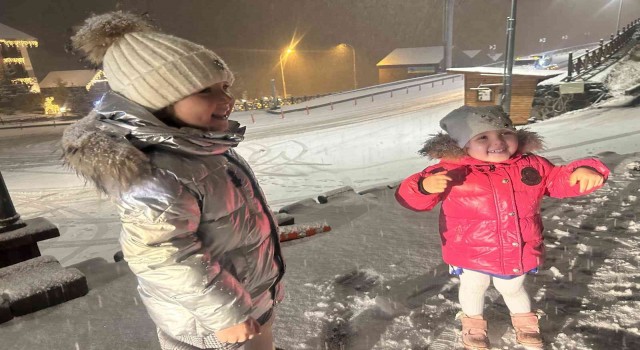 Erzurum beyaza büründü, vatandaşlar karın tadını çıkarttı