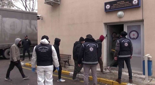 Erzurumda tır dorsesinde 56sı çocuk 133 kaçak göçmen yakalandı