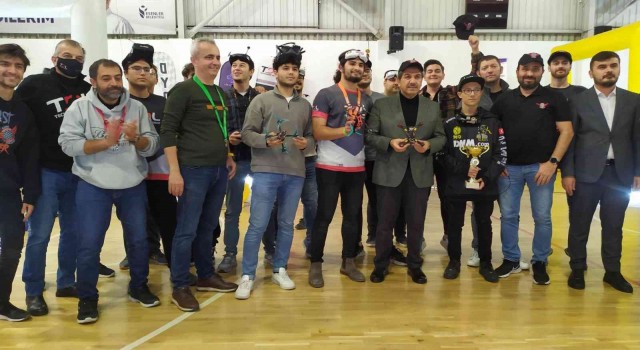 Esenlerde dron pilotları kıyasıya yarıştı