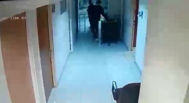 Esenyurtta adliyedeki polisin çantasını çalan hırsızlar kamerada