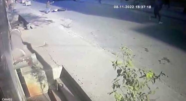 Esenyurtta sokak ortasında silahlı çatışma anları kamerada